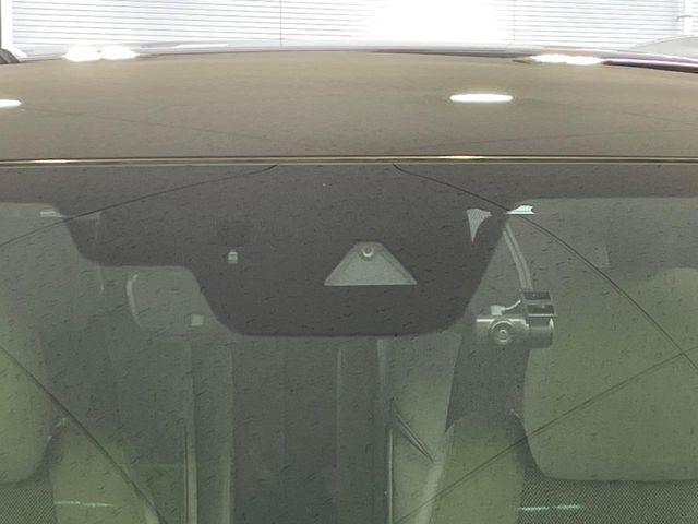 【スマートブレーキサポート】走行中に前方の車両等を認識し、衝突しそうな時は警報とブレーキで衝突回避と被害軽減をアシスト。より安全にドライブをお楽しみいただけます。