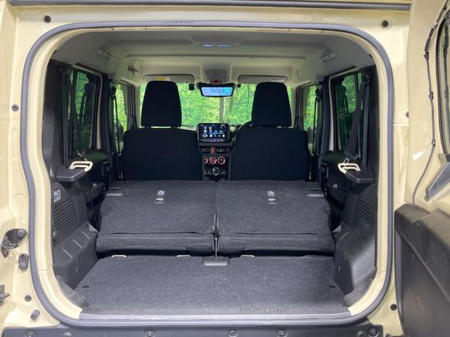 普段のお買い物や通勤、送迎等に十分な荷室スペースを確保しております。セカンドシートを倒すと、大きな荷物の積載も可能です♪