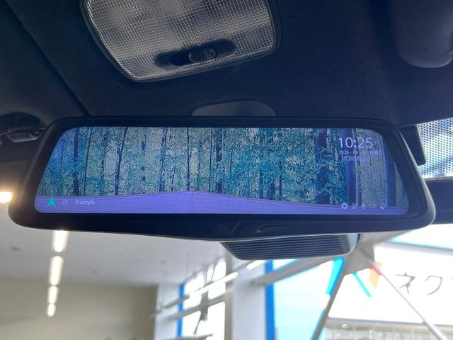 【アドバンスドルームミラー】後席の大きな荷物や同乗者で後方が確認しづらい時でも安心!カメラが撮影した車両後方の映像をルームミラー内に表示。クリアな視界で状況の確認が可能です!