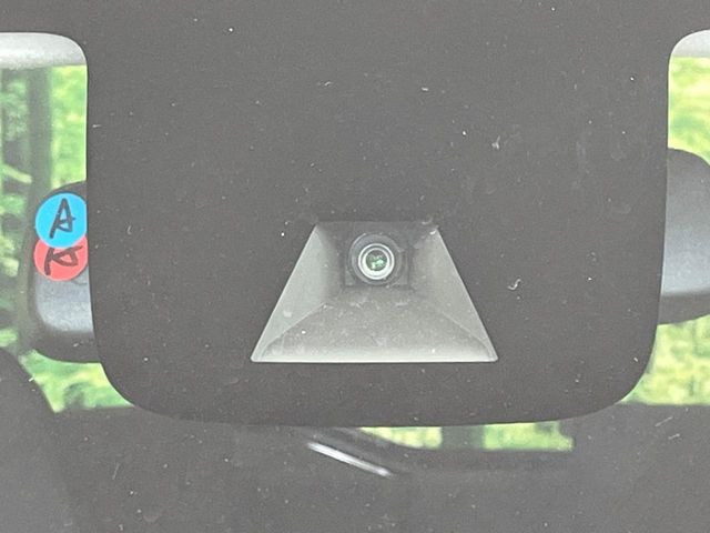 【エマージェンシーブレーキ】走行中に前方の車両等を認識し、衝突しそうな時は警報とブレーキで衝突回避と被害軽減をアシスト。より安全にドライブをお楽しみいただけます。
