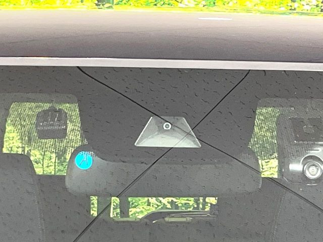 【ホンダセンシング】走行中に前方の車両等を認識し、衝突しそうな時は警報とブレーキで衝突回避と被害軽減をアシスト。より安全にドライブをお楽しみいただけます。