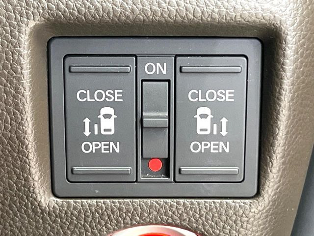 【両側パワースライドドア】スマートキーや運転席のスイッチで後席両側スライドドアの開閉が可能♪電動だから力を入れてドアを開ける必要が無く、小さなお子様でも簡単に開け閉めでき快適です♪