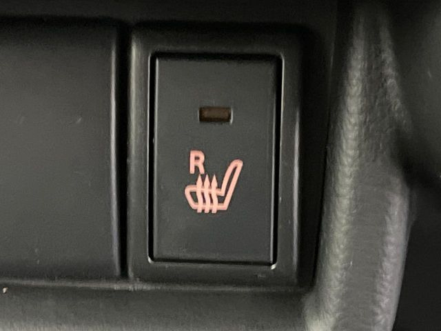 【シートヒーター】寒い日に重宝するシートヒーター!エアコンより早く温まってくれるので寒がりの人も安心ですね♪エアコンの温風は乾燥するから苦手、という方にもをおすすめです。