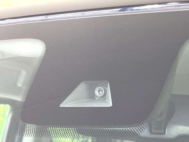【三菱e-Assist】走行中に前方の車両等を認識し、衝突しそうな時は警報とブレーキで衝突回避と被害軽減をアシスト。より安全にドライブをお楽しみいただけます。