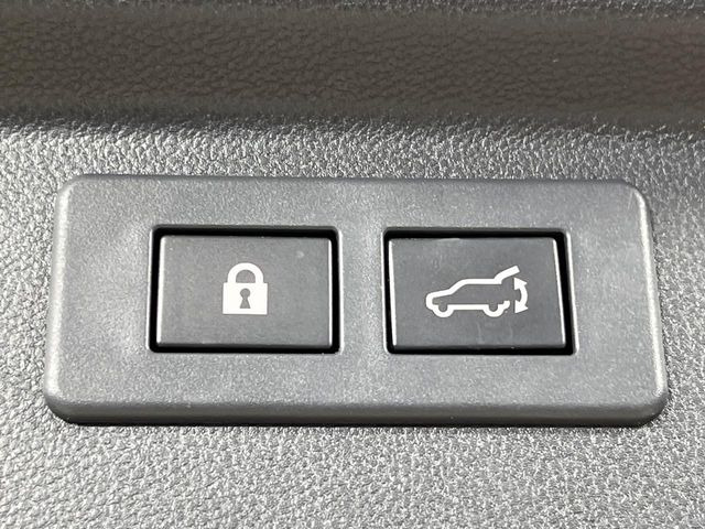 【パワーバックドア】スマートキーや運転席のボタンを押すだけでリアゲートが自動で開閉します!荷物を持っている時や、高い位置にあるバックドアを閉める際に便利な機能です♪