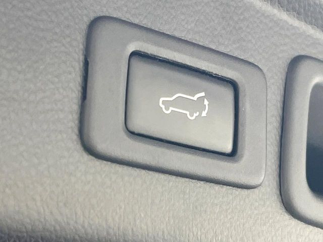 【パワーバックドア】スマートキーや運転席のボタンを押すだけでリアゲートが自動で開閉します!荷物を持っている時や、高い位置にあるバックドアを閉める際に便利な機能です♪