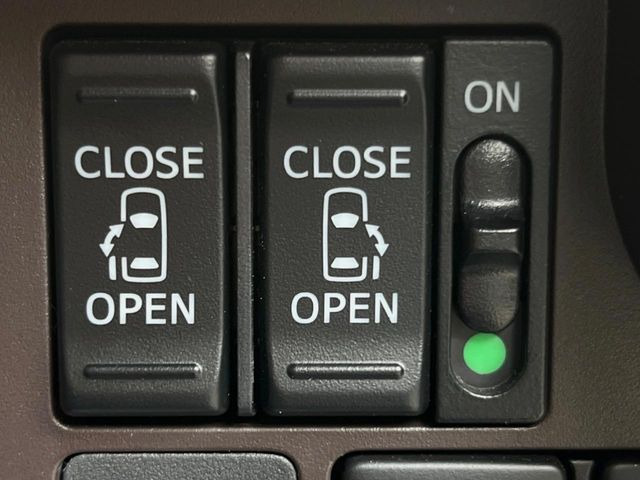 【両側パワースライドドア】スマートキーや運転席のスイッチで後席両側スライドドアの開閉が可能♪電動だから力を入れてドアを開ける必要が無く、小さなお子様でも簡単に開け閉めでき快適です♪