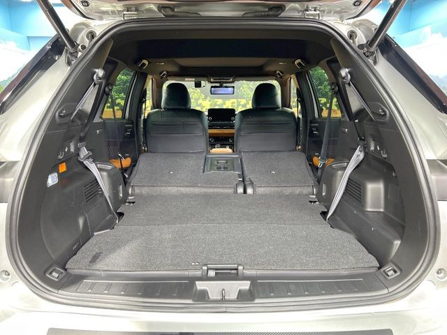 普段のお買い物や通勤、送迎等に十分な荷室スペースを確保しております。セカンドシートを倒すと、大きな荷物の積載も可能です♪