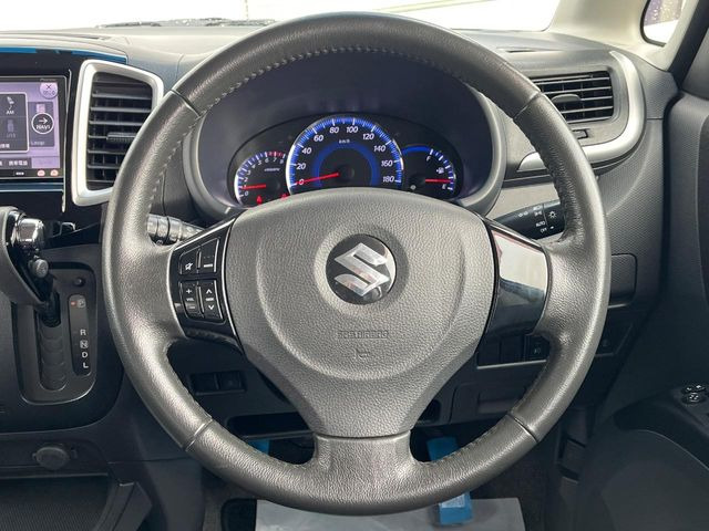 インテリアに合わせたデザインのステアリングは、運転される方のことも考え、運転しやすい形状、大きさです。是非一度、実際に触ってお確かめください。