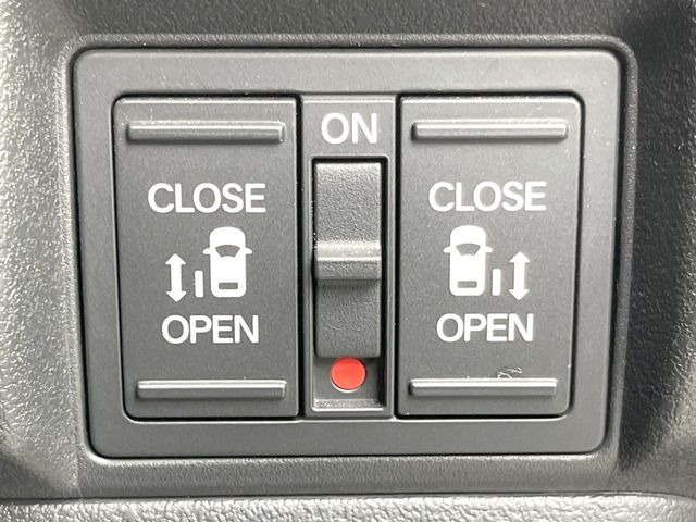【両側パワースライドドア】スマートキーや運転席のスイッチで後席両側スライドドアの開閉が可能♪電動だから力を入れてドアを開ける必要が無く、小さなお子様でも簡単に開け閉めでき快適です♪