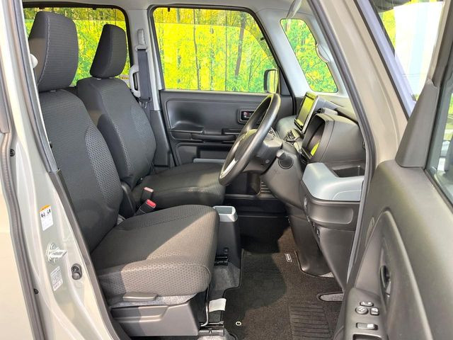 運転席シート廻りは使用感も少なく、良好な状態となっています。前オーナー様が丁寧に使っていたことがよくわかりますね。