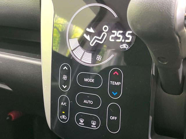 【オートエアコン】一度お好みの温度に設定すれば、車内の温度を検知し風量や温度を自動で調整。暑い&hellip;寒い&hellip;と何度もスイッチ操作をする必要はありません。快適な車内空間には必須の機能ですね♪