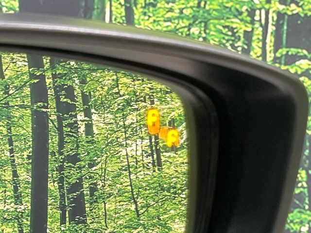 【ブラインドスポットモニタリング】走行中、ドアミラーの死角になりやすい箇所に後続車が接近するとサイドミラー付近に警告を表示、ドライバーに注意喚起をしてくれます。