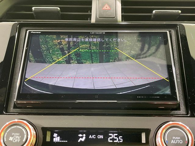 【バックカメラ】駐車時に後方がリアルタイム映像で確認できます。大型商業施設や立体駐車場での駐車時や、夜間のバック時に大活躍!運転スキルに関わらず、今や必須となった装備のひとつです!