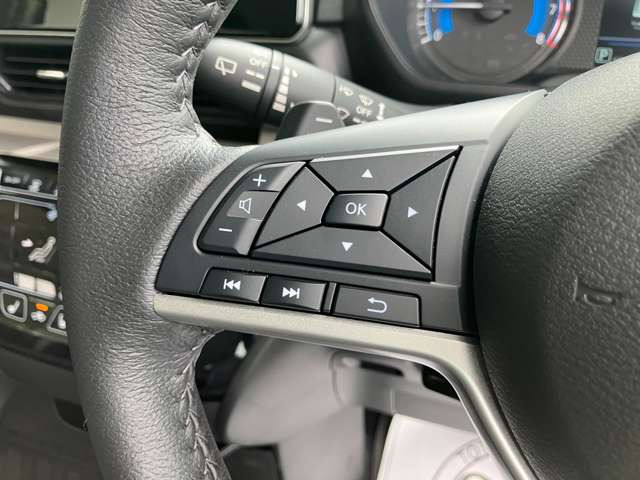 運転中でも手を離さずにオーディオの操作ができる『ステアリングスイッチ』機能があります!