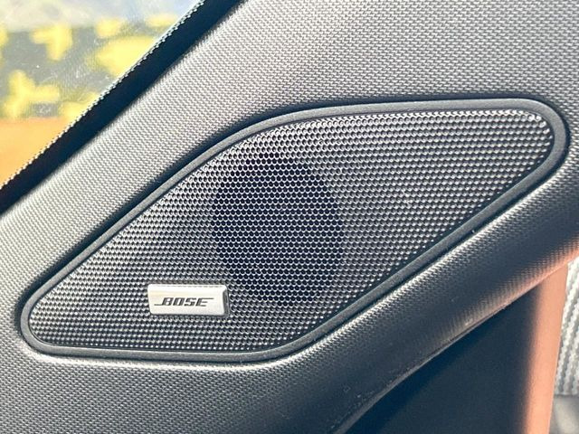 【BOSEサウンドシステム】メーカーオプションの高品位サウンドシステムを搭載。専用のチューニングが施された大小様々なスピーカーから良質なサウンドが奏でられ、臨場感あふれる音響空間を演出します。