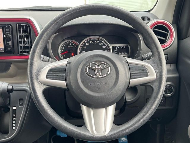 インテリアに合わせたデザインのステアリングは、運転される方のことも考え、運転しやすい形状、大きさです。是非一度、実際に触ってお確かめください。