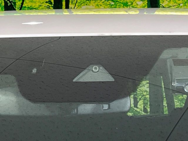 【スマートシティブレーキサポート】低速走行中に前方の車両等を認識し、衝突しそうな時は警報とブレーキで衝突回避と被害軽減をアシスト。より安全にドライブをお楽しみいただけます。
