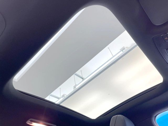 ●サンルーフ:開放感たっぷりの希少装備、サンルーフが装着されています!車内に明かりを取り入れたり景色を楽しむ以外にも、車内の空気も簡単に換気できて快適です!