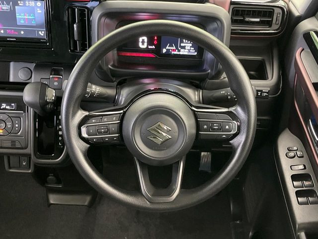インテリアに合わせたデザインのステアリングは、運転される方のことも考え、運転しやすい形状、大きさです。是非一度、実際に触ってお確かめください。