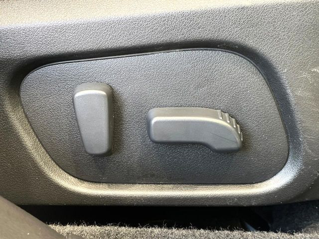 【運転席パワーシート】スイッチ一つで簡単にシートの微調整が可能!電動だから力もいりません!快適なシートポジションにセットして、快適なドライブをお楽しみください。
