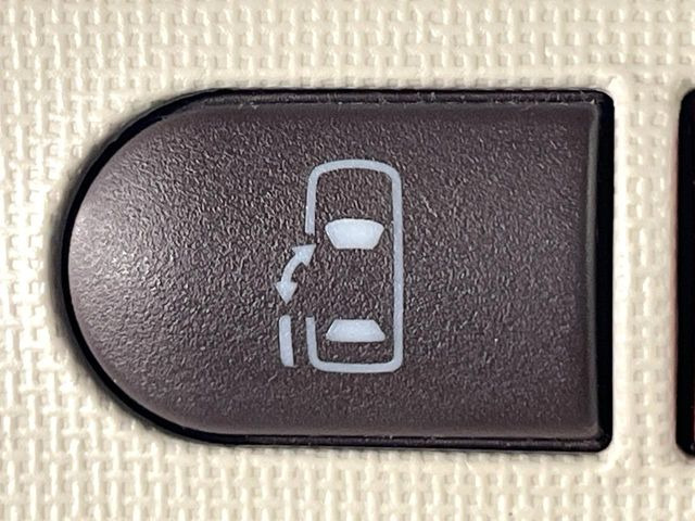 【パワースライドドア】スマートキーや運転席のスイッチでスライドドアの開閉が可能♪電動だから力を入れてドアを開ける必要が無く、小さいお子様でも、重い荷物を持っている時もラクに開け閉めできます♪