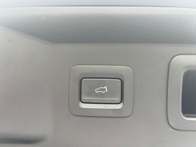 【パワーバックドア】スマートキーや運転席のボタンを押すだけでリアゲートが自動で開閉します!荷物を持っている時や、高い位置にあるバックドアを閉める際に便利な機能です♪