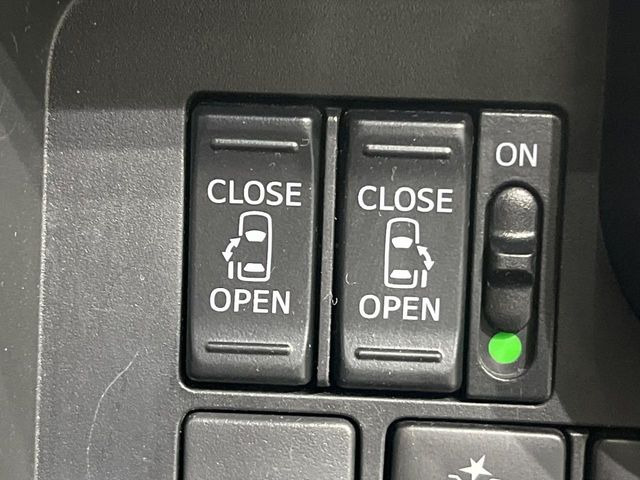 【両側パワースライドドア】スマートキーや運転席のスイッチで後席両側スライドドアの開閉が可能♪電動だから力を入れてドアを開ける必要が無く、小さなお子様でも簡単に開け閉めでき快適です♪
