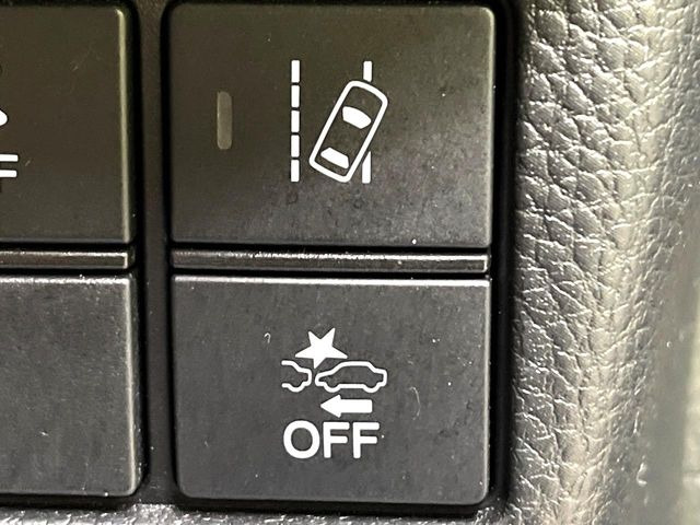 【シティブレーキアクティブシステム】低速走行中に前方の車両等を認識し、衝突しそうな時は警報とブレーキで衝突回避と被害軽減をアシスト。より安全にドライブをお楽しみいただけます。