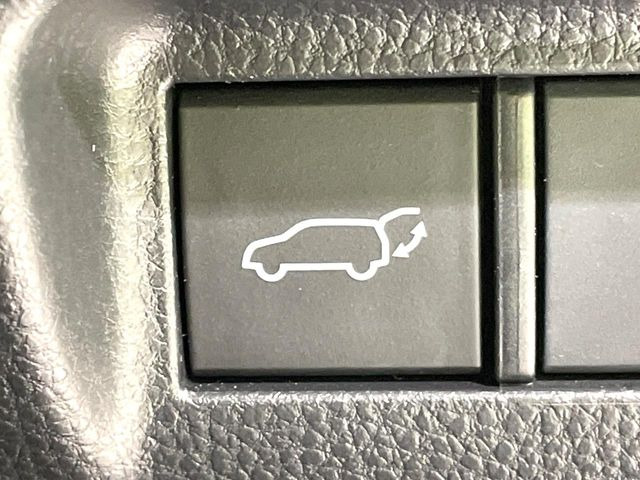 【パワーバックドア】スマートキーや運転席のボタンを押すだけでリアゲートが自動で開閉します!荷物を持っている時や、高い位置にあるバックドアを閉める際に便利な機能です♪