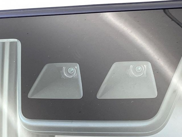 【スマートアシスト】走行中に前方の車両等を認識し、衝突しそうな時は警報とブレーキで衝突回避と被害軽減をアシスト。より安全にドライブをお楽しみいただけます。