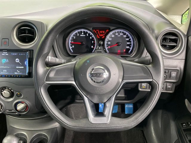 インテリアに合わせたデザインのステアリングは、運転される方のことも考え、運転しやすい形状、大きさです。是非一度、実際に触ってお確かめください。