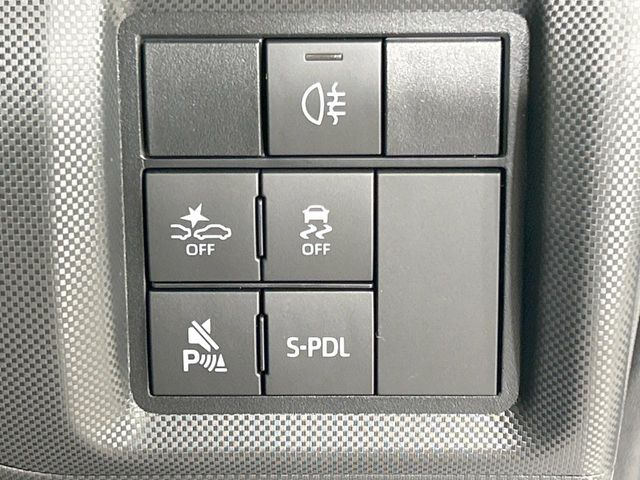 【スマートアシスト】走行中に前方の車両等を認識し、衝突しそうな時は警報とブレーキで衝突回避と被害軽減をアシスト。より安全にドライブをお楽しみいただけます。