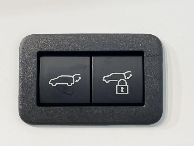 【ハンズフリーパワーバックドア】リアバンパー下部に足先を出し入れするだけでバックドアが自動で開閉♪両手が荷物でふさがっている時でもラクラク開閉操作が行えます!