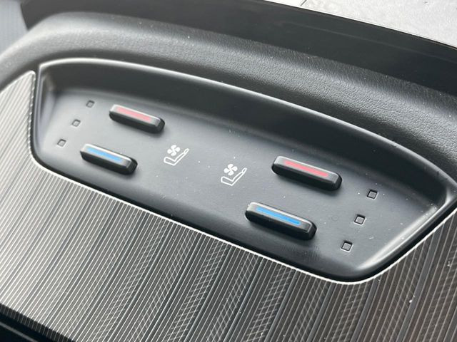 【シートヒーター&ベンチレーション】夏場は涼しい風でお尻や背中の熱やムレを防ぎ、冬はエアコンよりも早く温まってポカポカに!季節を問わず快適に過ごせます。