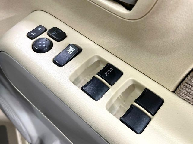【電動格納ミラー】サイドミラーは電動格納式となっており、狭い駐車場でもキズがつくリスクを抑えられます。