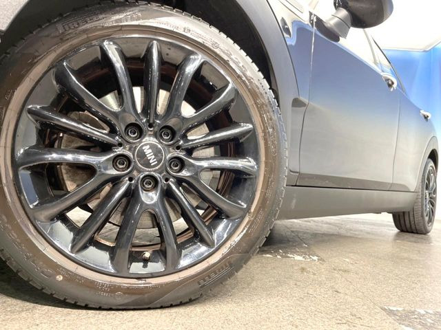 ●純正17インチアルミホイール:輸入車ならではの卓越した走りを支えるホイールと足回りです!日本車の走りに慣れている方にもぜひ体感して頂きたいほど、高いレベルでまとまっています!
