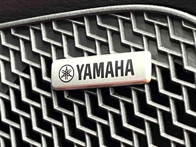 【YAMAHAサウンドシステム】メーカーオプションの高品位サウンドシステムを搭載。専用のチューニングが施された大小様々なスピーカーから良質なサウンドが奏でられ、臨場感あふれる音響空間を演出します。
