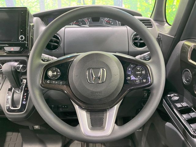 インテリアに合わせたデザインのステアリングは、運転される方のことも考え、運転しやすい形状、大きさです。是非一度、実際に触ってお確かめください。
