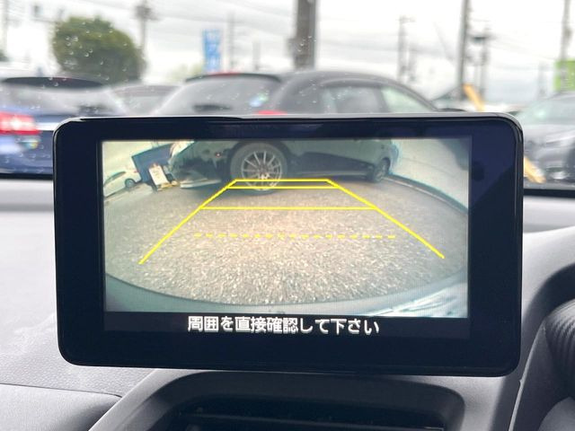 【バックカメラ】駐車時に後方がリアルタイム映像で確認できます。大型商業施設や立体駐車場での駐車時や、夜間のバック時に大活躍!運転スキルに関わらず、今や必須となった装備のひとつです!