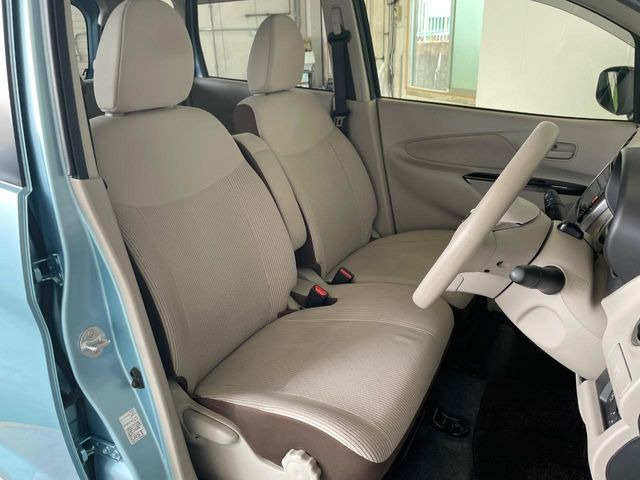 運転席まわりには十分なスペースがあり、大柄な方でもゆったり運転していただける環境です。