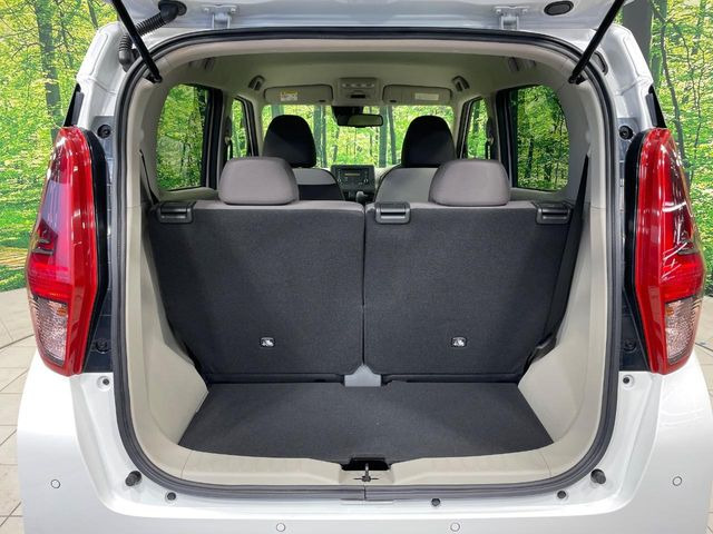 普段のお買い物や通勤、送迎等に十分な荷室スペースを確保しております。セカンドシートを倒すと、大きな荷物の積載も可能です♪