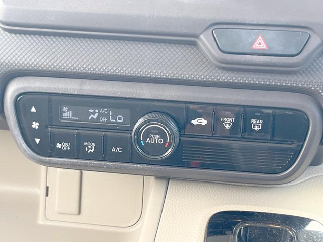 【オートエアコン】一度お好みの温度に設定すれば、車内の温度を検知し風量や温度を自動で調整。暑い&hellip;寒い&hellip;と何度もスイッチ操作をする必要はありません。快適な車内空間には必須の機能ですね♪