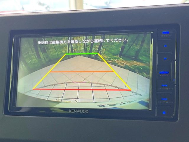 【バックカメラ】駐車時に後方がリアルタイム映像で確認できます。大型商業施設や立体駐車場での駐車時や、夜間のバック時に大活躍!運転スキルに関わらず、今や必須となった装備のひとつです!