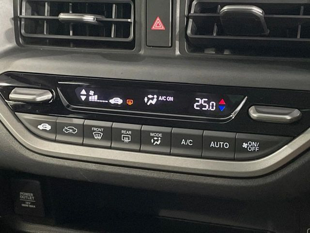 【オートエアコン】一度お好みの温度に設定すれば、車内の温度を検知し風量や温度を自動で調整。暑い&hellip;寒い&hellip;と何度もスイッチ操作をする必要はありません。快適な車内空間には必須の機能ですね♪