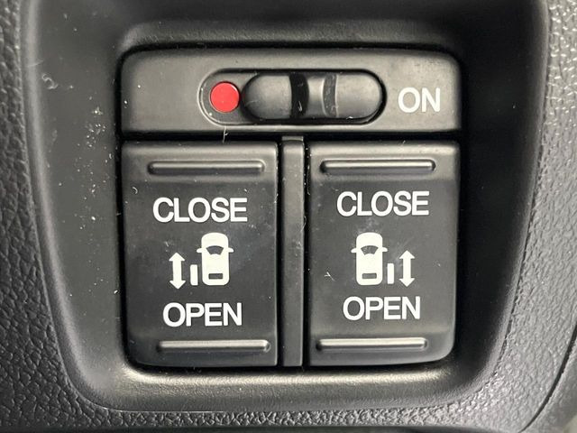 【両側パワースライドドア】スマートキーや運転席のスイッチで後席両側スライドドアの開閉が可能♪電動だから力を入れてドアを開ける必要が無く、小さなお子様でも簡単に開け閉めでき快適です♪