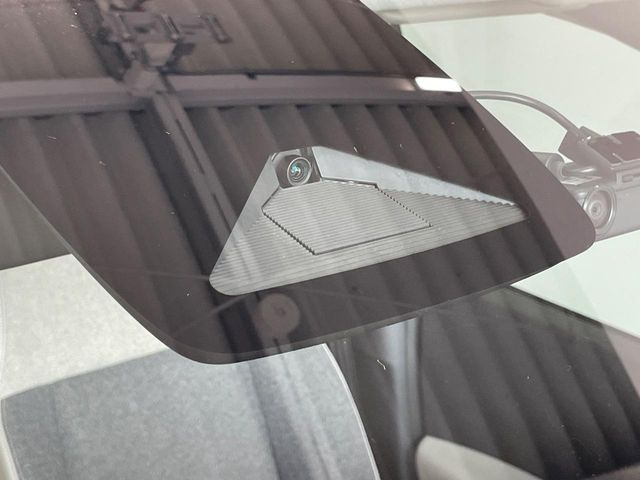 【ホンダセンシング】走行中に前方の車両等を認識し、衝突しそうな時は警報とブレーキで衝突回避と被害軽減をアシスト。より安全にドライブをお楽しみいただけます。