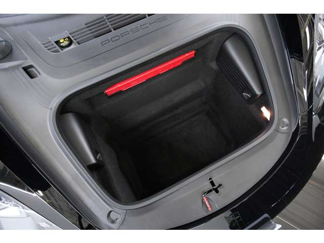 718 Boxster�̓t�����g�E���A��2�����Ƀ��Q�b�W�X�y�[�X������Ă���A�I�[�v���X�|�[�c�Ȃ�����p�����m�ہB����̔�������h���C�u�ȂǁA�ו��ɍ��킹�Ďg����������֗��Ȑ݌v�ł��B