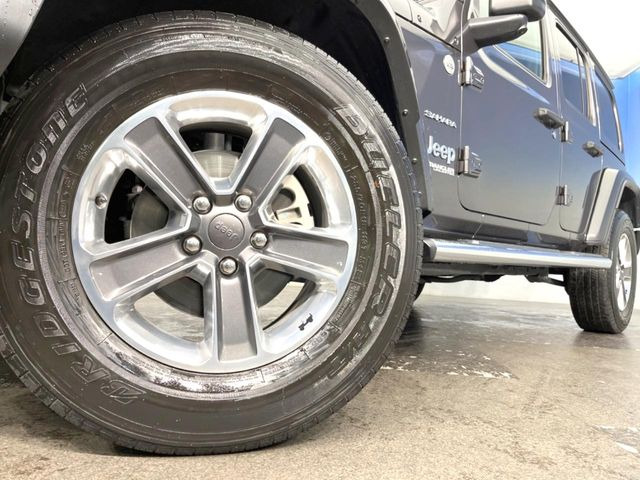●純正18インチアルミホイール:輸入車ならではの卓越した走りを支えるホイールと足回りです!日本車の走りに慣れている方にもぜひ体感して頂きたいほど、高いレベルでまとまっています!