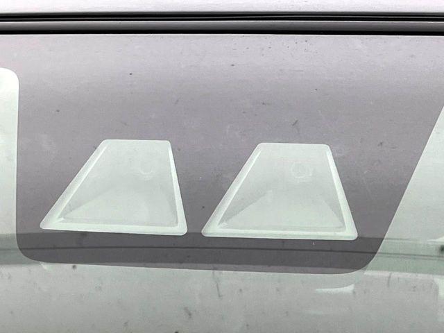 【スマートアシスト】走行中に前方の車両等を認識し、衝突しそうな時は警報とブレーキで衝突回避と被害軽減をアシスト。より安全にドライブをお楽しみいただけます。